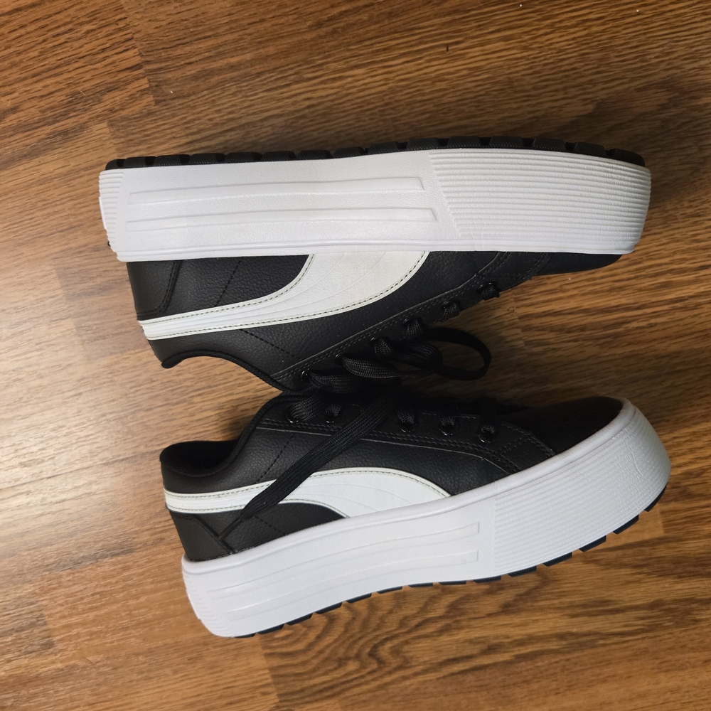 Puma Kia Ladies Size 7  Sneakers